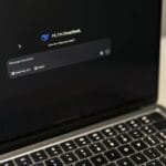 Ekran MacBooka z interfejsem lokalnego modelu AI DeepSeek