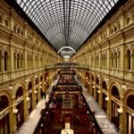 Eleganckie, zadaszone wnętrze wielopoziomowej galerii handlowej