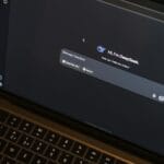 Laptop na drewnianym biurku z otwartym czatem AI DeepSeek