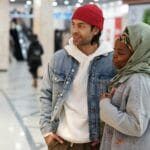 Młoda para na zakupach w pasażu handlowym w Zielonej Górze