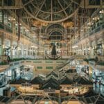 Świątecznie udekorowana galeria handlowa z lampkami i girlandami