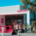 Wielkie otwarcie sklepu Miniso z kolorowym wejściem w galerii