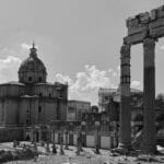 Czarno-białe ruiny rzymskiego forum z kolumnami w Rzymie