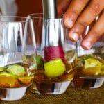 Przygotowywanie koktajli z limonką w trzech szklankach na domowy wieczór