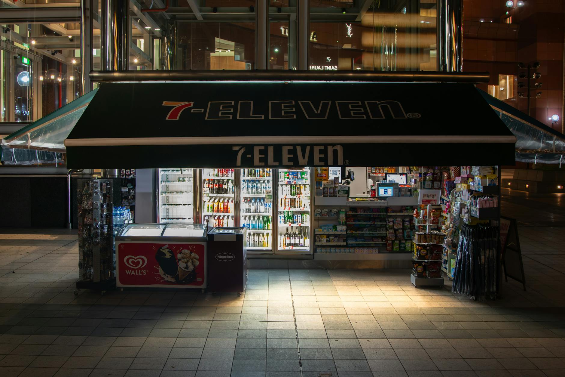 Oświetlony sklep całodobowy z napojami i przekąskami nocą