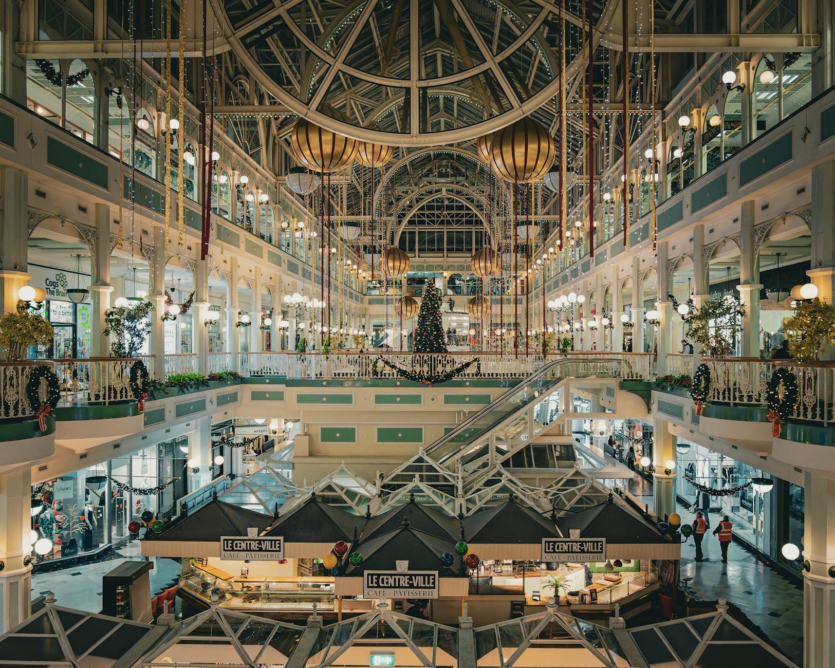 Świątecznie udekorowane wnętrze pasażu handlowego z girlandami lampek