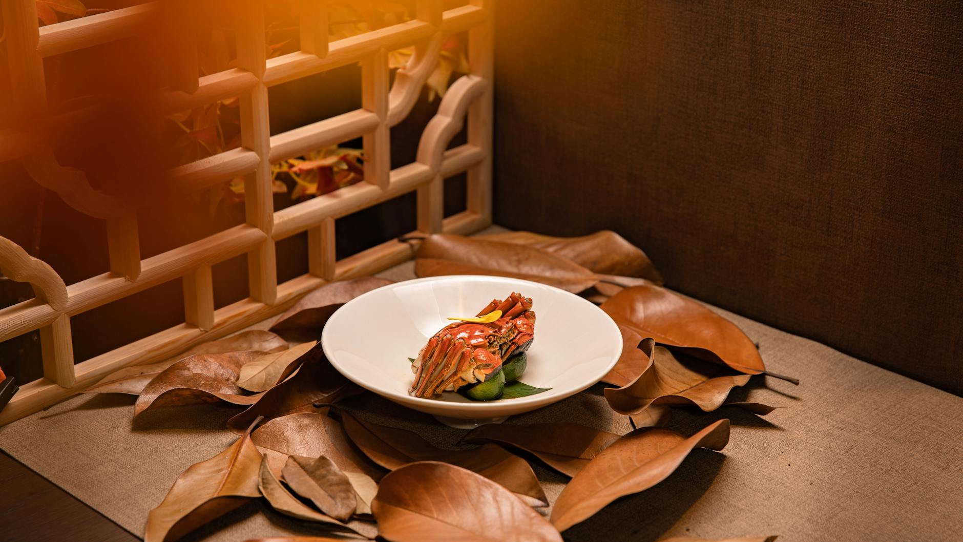 Wykwintne danie z krabem w restauracji z jesienną dekoracją
