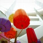 Kolorowe lampiony pod szklanym dachem nowoczesnej galerii handlowej