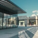 Nowoczesna pasaż handlowy z przeszklonymi sklepami w słoneczny dzień