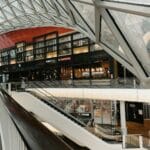 Wnętrze nowoczesnego centrum handlowego z przeszklonym sufitem