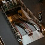 Zjazdowa ruchoma schody w nowoczesnej galerii handlowej Pasaż Meteor