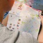 Podróżnik studiujący mapę dojazdu w Zielonej Górze