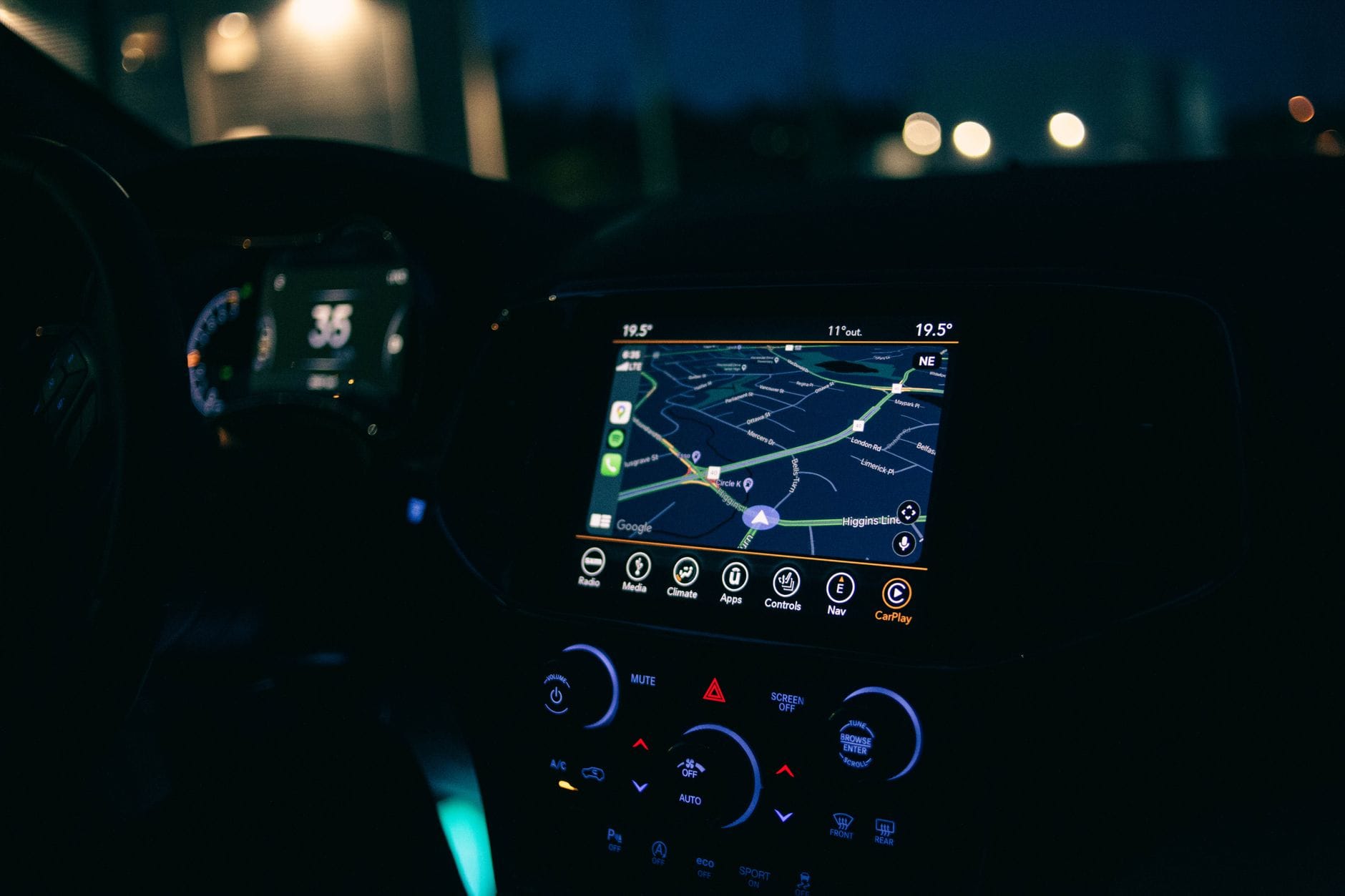 Wnętrze auta z podświetloną nawigacją GPS nocą