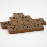 Płytki Scrabble układające napis I Am With You