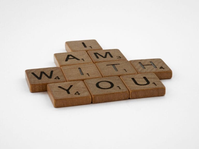 Płytki Scrabble układające napis I Am With You