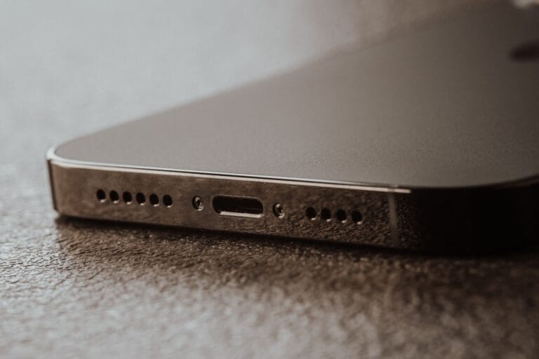 Jak wyczyścić port ładowania w telefonie i kiedy lepiej oddać go do serwisu?